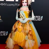 Penyanyi berusia 26 tahun, yang memiliki nama asli Kayleigh Rose Amstutz, melangkah di karpet merah dengan gaun arsip menakjubkan dari koleksi couture Jean Paul Gaultier musim semi/panas 2003. [@genesiswbb].