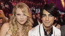 Taylor Swift hanya butuh sekitar tiga bulan (Juli hingga Oktober 2008) menjalin kasih dengan Joe Jonas. Melalui sambungan telpon 17 detik, Joe memutuskan hubungannya dengan Taylor. Kemarahan Taylor diungkapkan dalam lagu Last Kiss. (Istimewa)