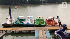 Seorang pria berjalan di sekitar Perkampungan Budaya Betawi Setu Babakan, Jakarta, Senin (22/6/2020). Danau buatan seluas 30 hektare tersebut kembali dibuka untuk umum setelah sebelumnya ditutup untuk mencegah penyebaran virus corona COVID-19. (Liputan6.com/Immanuel Antonius)