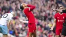 Reaksi bek Liverpool Virgil van Dijk saat menghadapi   Crystal Palace pada pekan ke-33 Liga Inggris 2023/2024 di Anfield, Minggu (14/4/2024). (AP Photo/Jon Super)
