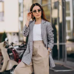 Tips Wanita Tetap Stylish Meski Punya Banyak Aktivitas Setiap Hari Tanpa Ribet. (senivpetro/Magnific)