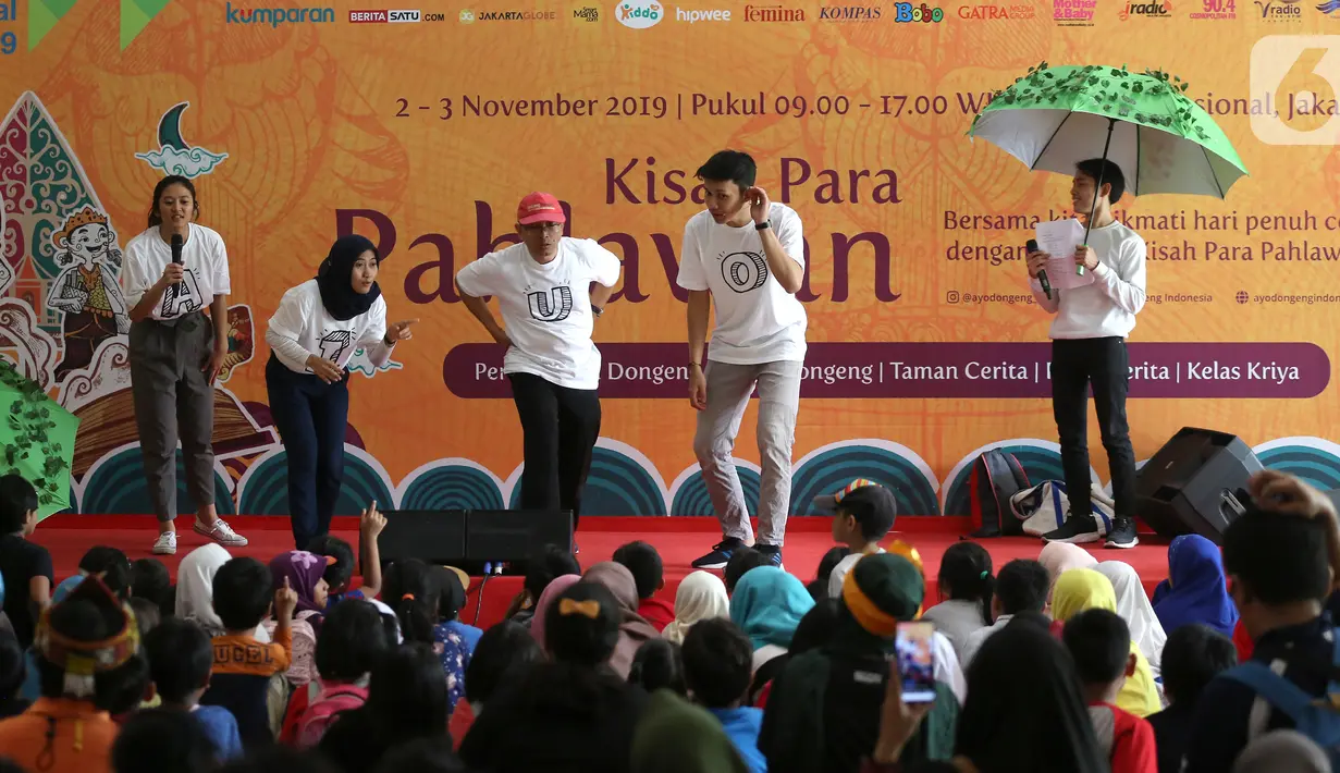 Pendongeng dan Komunitas Relawan Karyawan Danone tampil mendongeng dan berinteraksi dengan anak-anak di Festival Dongeng Internasional Indonesia, Museum Nasional Jakarta, Minggu (3/11/2019). Festival dongeng bertujuan untuk melestarikan tradisi bercerita pada masyarakat. (Liputan6.com/Fery Pradolo)