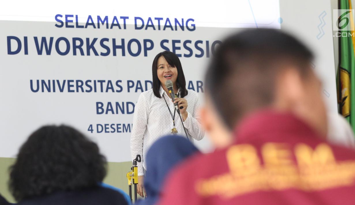 Redaktur Eksekutif Liputan6.com, Irna Gustiawati berbagi materi tentang jurnalistik media on line kepada peserta Workshop Session Emtek Goes to Campus 2018 di Gedung 2 Universitas Padjajdaran, Bandung, Selasa (4/12).(Liputan6.com/Helmi Fithriansyah)