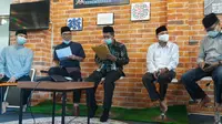 Walikota Serang, Syafrudin (memegang map kuning), Meluruskan Surat Imbauan Larangan Warteg Buka Siang Hari Selama Ramadan. (Minggu, 18/04/2021). (Liputan6.com/Yandhi Deslaama).