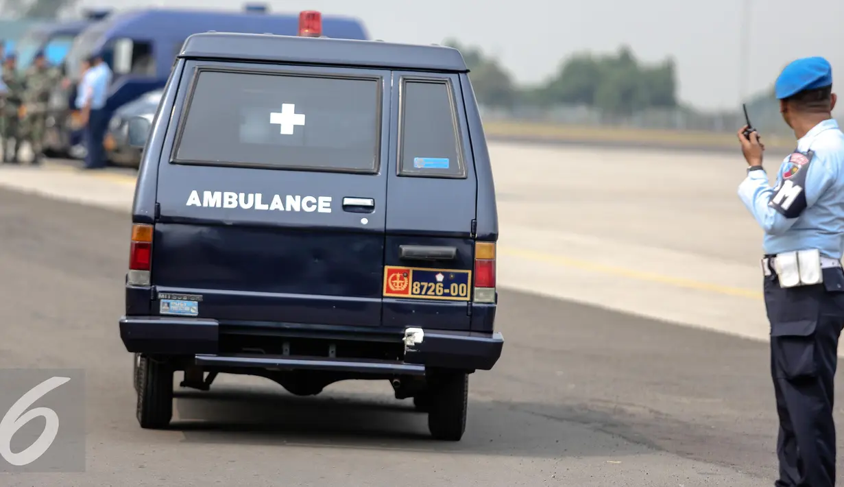 Mobil ambulans dipersiapkan untuk menerima jenazah korban jatuhnya Pesawat TNI AU Hercules C-130 yang akan tiba di Lanud Halim, Jakarta, Rabu (1/7/2015). Peristiwa nahas tersebut merenggut sekitar 122 korban jiwa. (Liputan6.com/Faizal Fanani)