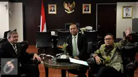 Ketua MPR Zulkifli Hasan (kanan) menerima kunjungan Senator Australia Barat Chris Back (kiri) di Kompleks Parlemen, Jakarta, Senin (28/9/2015). Pertemuan untuk menjalin kerjasama antar parlemen kedua negara. (Liputan6.com/Johan Tallo)