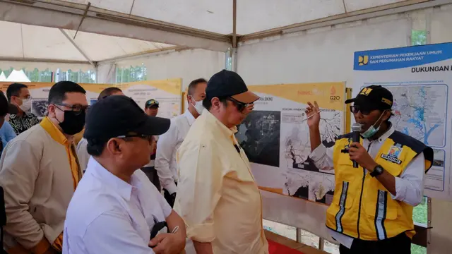 Dalam rangkaian kunjungan ke Kalimantan Timur, Sabtu (18/6/2022), Menteri Koordinator Bidang Perekonomian Airlangga Hartarto menyempatkan diri untuk meninjau langsung progres persiapan pembangunan Ibu Kota Nusantara. (Sumber: ekon.go.id)