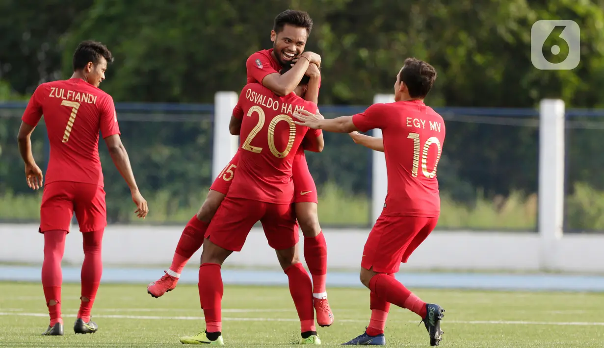 Para pemain Timnas Indonesia U-22 merayakan gol yang dicetak Saddil Ramdani ke gawang Timnas Laos dalam pertandingan Grup B SEA Games 2019 di Stadion City of Imus Grandstand, Filipina, Kamis (5/12/2019). Indonesia berhasil melaju semifinal setelah mengalahkan Laos 4-0. (Bola.com/M Iqbal Ichsan)