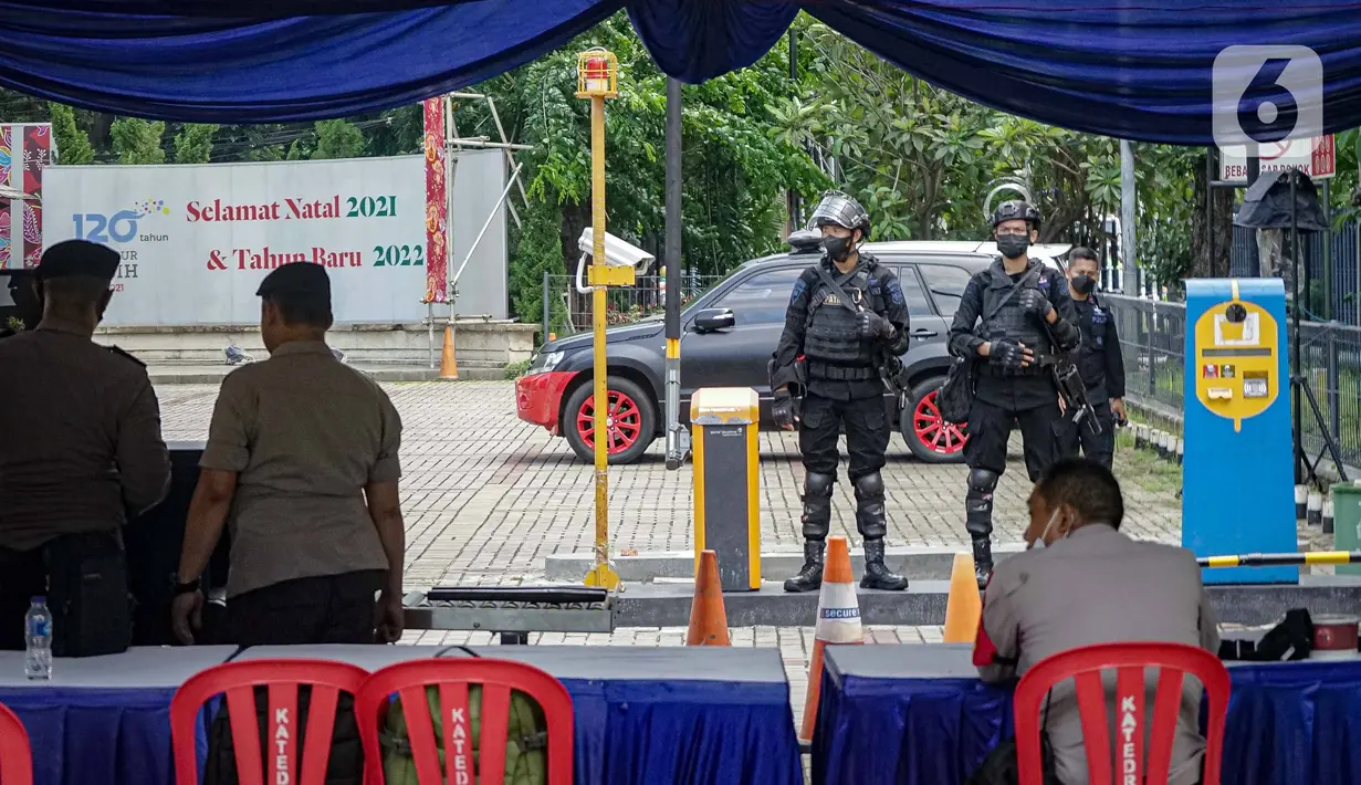 Personel Brimob melakukan penjagaan saat penyisiran di Gereja Katedral, Jakarta, Jumat (24/12/2021). Polda Metro Jaya bersama Satuan Brimob melakukan sterilisasi sejumlah gereja guna memastikan bebas dari bahan berbahaya. (Liputan6.com/Faizal Fanani)