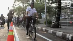 Gubernur DKI Jakarta Anies Baswedan bersama jajaran melakukan test jalur sepeda dari Jakarta International Veldrome menuju Balai Kota DKI Jakarta, Jumat (20/9/2019). Anies menjelaskan, selain difungsikan untuk olahraga sepeda juga bisa menjadi kendaraan jarak dekat. (Liputan6.com/Faizal Fanani)
