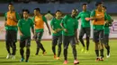 Kapten timnas Indonesia, Boaz Solossa, bersama rekan-rekannya berlatih santai jelang laga ujicoba melawan Malaysia. (Bola.com/Vitalis Yogi Trisna)