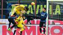 Perebutan bola di depan gawang Inter Milan dalam lanjutan Serie A Italia di Stadion Giuseppe Meazza, Milan, Minggu (21/2/2016). (AFP/Giuseppe Cacace)