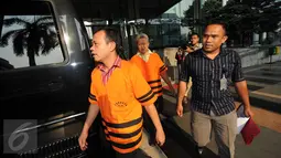 Anggota Majelis Hakim PTUN Medan Dermawan Ginting (kiri) dan Amir Fauzi meninggalkan Gedung KPK, Jakarta, Kamis (22/9/2015). Dermawan Ginting diperiksa terkait kasus dugaan suap yang melibatkan OC Kaligis. (Liputan6.com/Helmi Afandi)