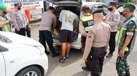 Pemeriksaan Kendaraan yang hendak menyebrang ke Bali oleh Tim Gabungan Polresta Banyuwangi bersama TNI di Pelabuhan Ketapang Banyuwangi (Istimewa)