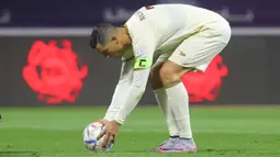 Striker Al Nassr FC, Cristiano Ronaldo meletakkan bola sebelum melakukan eksekusi penalti ke gawang Al Adalah pada laga pekan ke-22 Liga Arab Saudi 2022/2023 di Prince Abdullah Stadium, Rabu (5/4/2023) dini hari WIB. (twitter@AlNassrFC)