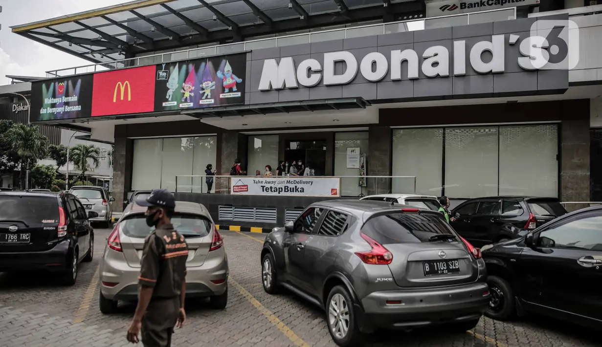 Suasana gerai makanan cepat saji McDonals's komplek pusat perbelanjaan Sarinah, Jakarta, Jumat (8/5/2020). Gerai pertama McDonals's di Indonesia yang telah beroperasi hampir 30 tahun itu akan ditutup permanen pada 10 Mei 2020. (Liputan6.com/Faizal Fanani)