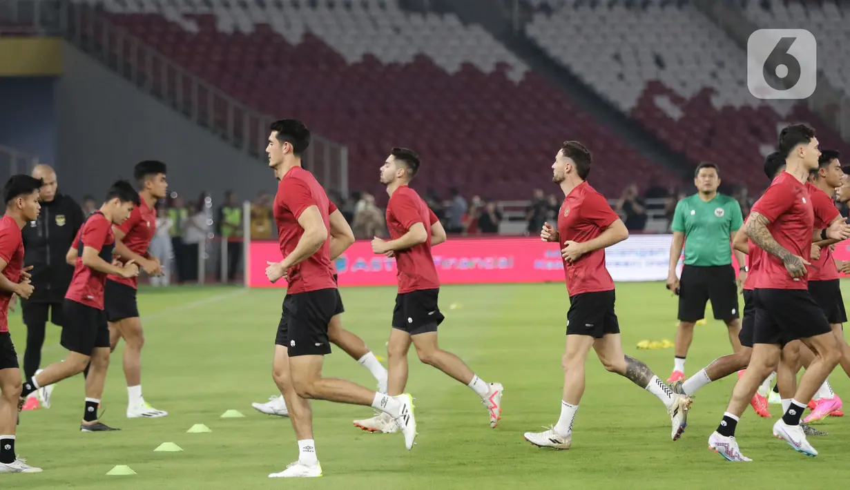 Dalam sesi latihan ini para pemain serius mengiktui arahan pelatih. (Liputan6.com/Helmi Fithriansyah)