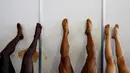 Peserta binaraga beristirahat dengan meregangkan kaki di belakang panggung saat kontes Arnold Klasik Eropa 2015 di Madrid, Spanyol, Jumat (25/9). (REUTERS/Susana Vera)