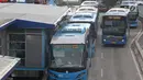 Aktivitas bus Transjakarta di Halte Harmoni, Jakarta, Rabu (2/1). PT Transportasi Jakarta (Transjakarta) menargetkan 231 juta pelanggan pada tahun 2019. (Liputan6.com/Immanuel Antonius)
