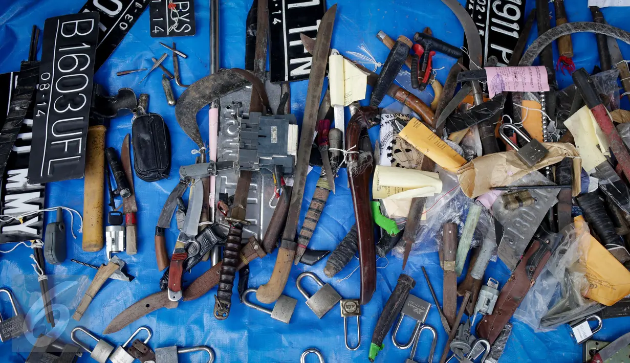 Puluhan barang bukti tindak kejahatan diperlihatkan saat pemusnahan barang bukti persidangan di Kejaksaan Negeri Jakarta Utara, Kamis (16/3). Salah satu jenis barang bukti tersebut antara lain, senjata tajam. (Liputan6.com/Faizal Fanani)