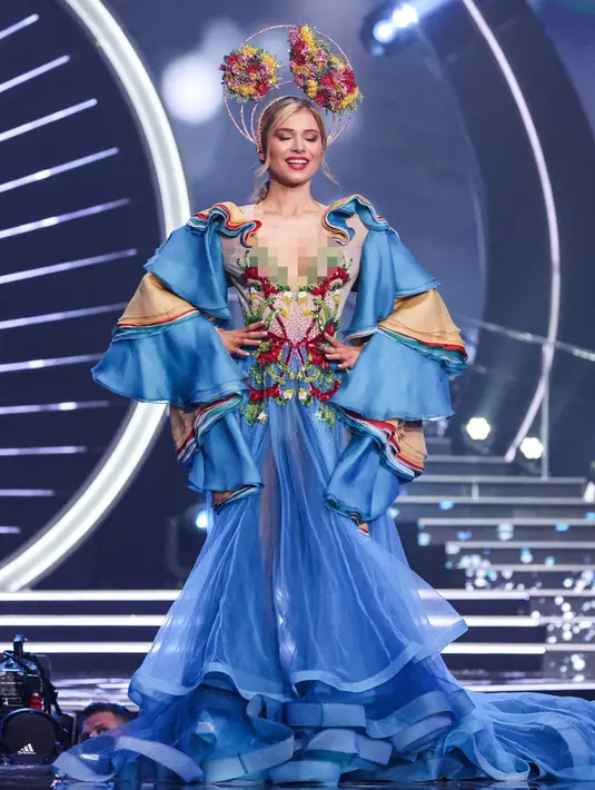 Miss Australia Daria Varlamova tampil pada presentasi kostum nasional kontes kecantikan Miss Universe ke-70 di Eilat, Israel, 10 Desember 2021. Para kontestan dari berbagai negara dengan apik mengeksekusi kostum nasionalnya dan berlomba-lomba menjadi yang terbaik. (Menahem KAHANA/AFP)