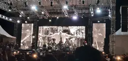 Penampilan Hindia di Rasvara Vol. 3 sukses menciptakan suasana penuh euforia dengan ribuan penonton yang terus bernyanyi bersama sepanjang malam.  Credit Foto: KapanLagi.com/Abidati Shaleha)