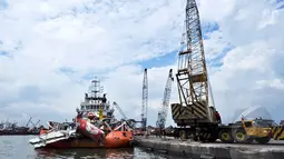 Sebuah alat berat dipersiapkan untuk mengankat bangkai badan AirAsia QZ8501 dari kapal milik SKK Migas, Crest Onyx di Pelabuhan Tanjung Priok, Jakarta, Senin (2/3/2015).  (Liputan6.com/Faizal Fanani)