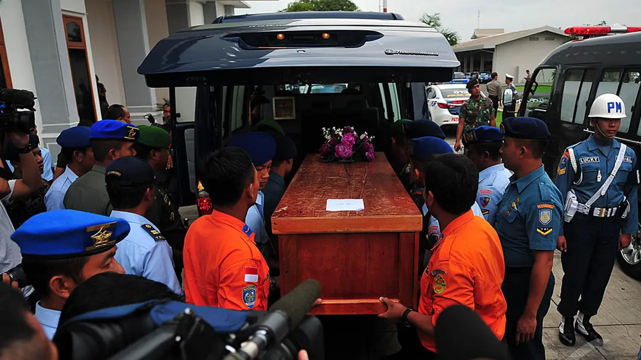 Detik-detik Jenazah Korban AirAsia Tiba di Surabaya