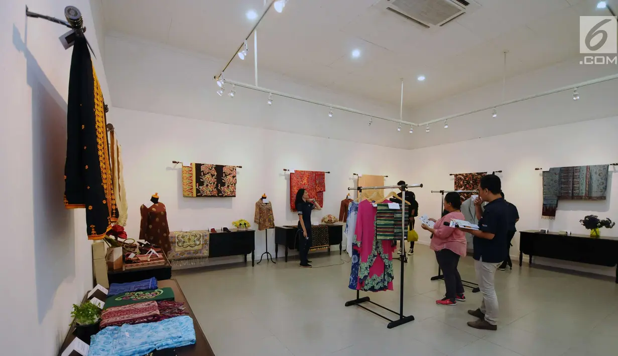 Pengunjung melihat barang pribadi milik pejabat dipajang saat open house lelang sukarela di Galeri Nasional, Jakarta, Selasa (27/2). Sekitar 50 barang pribadi akan dilelang mulai 28 Februari 2018 di Galeri Nasional. (Liputan6.com/Helmi Fithriansyah)