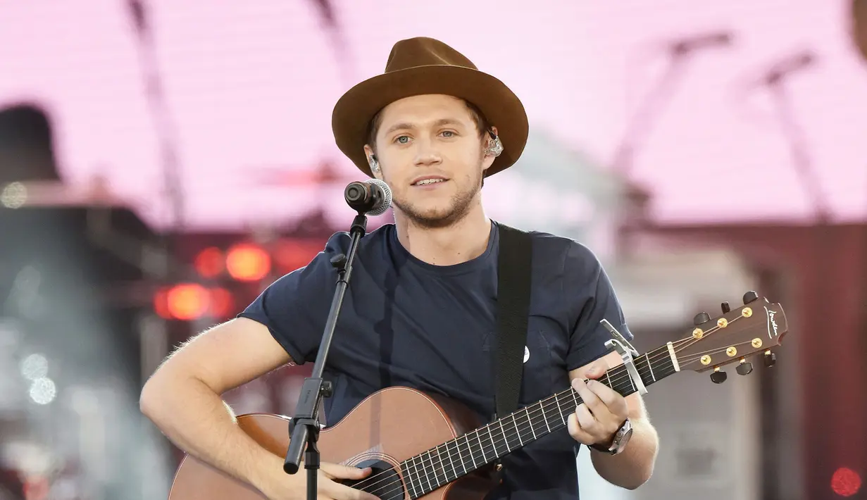 Penyanyi Niall Horan tampil membawakan lagu dalam konser amal bertajuk "One Love Manchester" di Manchester, Minggu (4/6). Konser itu untuk mengenang dan menggalang dana bagi para korban bom di konser Ariana Grande 22 Mei silam. (Dave Hogan via AP)