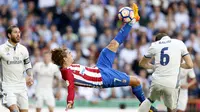 Pemain Atletico Madrid, Antoine Griezmann (tengah) melakukan tendangan salto ke gawang Real Madrid pada laga La Liga di Santiago Bernabeu stadium, Madrid, (8/4/2017). Real Madrid bermain Imbang 1-1 dengan Atletico.(AP/Daniel Ochoa de Olza)