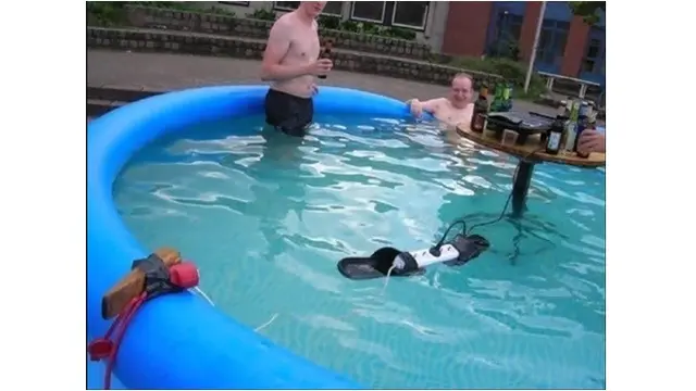 6 Potret Absurd Orang Bersantai di Air, Tempatnya Bikin Was-Was