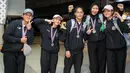 <p>Para pemain Timnas voli putri Indonesia U-18 (dari kiri) Syabilla Hilal Ramadhan, Tazma Aprilia, Junaida Santi, Chelsa Berliana dan Gendis Azzahra berpose dalam acara penyambutan oleh pengurus PBVSI di Terminal 3 Bandara Soekarno Hatta, Tangerang, Jumat (14/6/2024) usai menempati peringkat kedua pada turnamen bola voli putri Princess Cup 2024. (Bola.com/Bagaskara Lazuardi)</p>