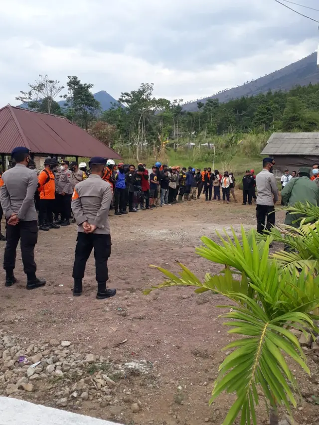 Untuk menghindari jatuhnya korban dari tim relawan, sesuai dengan arahan Kapolres Garut, seluruh tim yang diterjunkan tetap waspada dan hati-hati selama pencarian berlangsung.
