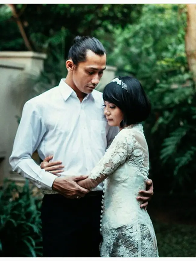 Ingin mandiri, setelah menikah pasangan ini tinggal di rumah kontrakan di pinggiran Jakarta. Keduanya juga sepakat menghormati keyakinan masing-masing. (Instagram/revaldo.f.s.p)