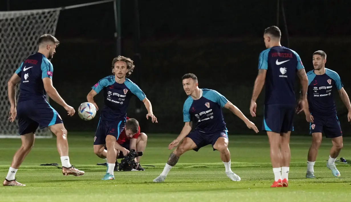 Pemain melakukan pemanasan saat sesi latihan tim nasional (timnas) Kroasia  di Doha, Kamis (7/12/2022). Timnas Kroasia bakal bertemu Brasil dalam babak perempat final Piala Dunia 2022 di Education City Stadium, Jumat (9/12) malam WIB. (AP Photo/Eugene Hoshiko)