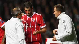 Gelandang Bayern Munchen, Javier Martinez menerima perawatan usai mencetak gol ke gawang Celtic pada pertandingan grup B Liga Champions di Celtic Park di Glasgow (31/10). Munchen menang atas Celtic 2-1. (AFP Photo/Paul Ellis)