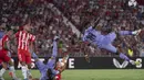 Pemain anyar Real Madrid, Aurelien Tchouameni (kanan) berusaha menendang bola ke gawang Almeria. Ia juga tampil apik membantu serangan Real Madrid. (AFP/Jorge Guerrero)