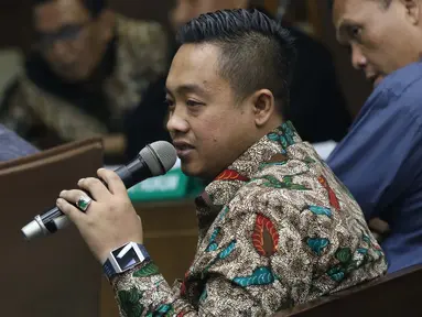 Asisten Pribadi Menpora Imam Nahrawi, Miftahul Ulum saat menjadi saksi pada sidang lanjutan kasus suap dana hibah dari Kemenpora kepada KONI dengan terdakwa Ending Fuad Hamidy di Pengadilan Tipikor Jakarta, Kamis (25/4). Sidang mendengar keterangan saksi-saksi. (Liputan6.com/Helmi Fithriansyah)