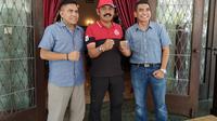 CEO Persis Solo, Azmi Al Qamar (kiri), bersama Wali Kota Solo, FX Hadi Rudyatmo, di Rumah Dinas Loji Gandrung (31/1/2020). (Bola.com/Vincentius Atmaja)