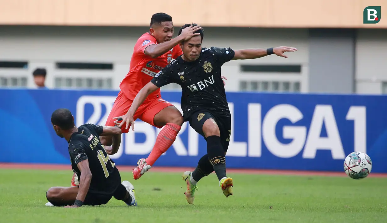 Pemain Bhayangkara FC, Nurhidayat (kanan) menghadang pemain Borneo FC, Fajar Fathur Rahman pada laga pekan ke-10 BRI Liga 1 2022/2023 antara Bhayangkara FC melawan Borneo FC di Stadion Wibawa Mukti, Cikarang, Selasa (13/09/2022). (Bola.com/M Iqbal Ichsan)