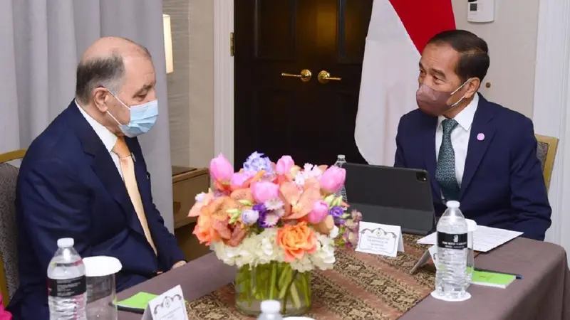 Presiden Joko Widodo atau Jokowi menerima kunjungan Chairman dan CEO Air Products Seifi Ghasemi di Hotel Ritz Carlton Washington DC, Kamis, 12 Mei 2022.
