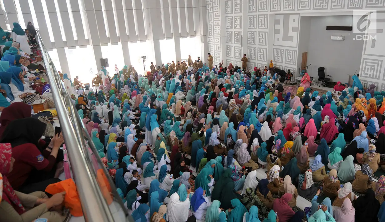 Suasana tausiah pendakwah Dedeh Rosidah atau lebih dikenal Mamah Dede mengenai musibah di Indonesia di Masjid al i'tisom, Ciputat, Senin (15/10). Tausiah ini dihadiri ribuan jamaah dari berbagai daerah. (Merdeka.com/Arie Basuki)