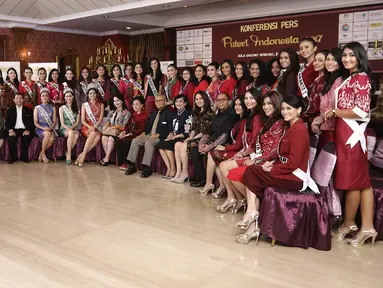 Pendiri Yayasan Puteri Indonesia (YPI), Mooryati Soedibyo beserta Puteri Indonesia 2016, Kezia Warouw bersama 38 finalis berfoto bersama seusai jumpa pers pemilihan Puteri Indonesia 2017 di Menteng, Jakarta, Selasa (21/3). (Liputan6.com/Herman Zakharia)