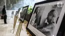 Pengunjung melihat karya lukis dan karya foto pada pameran 150 Tahun Mahatma Gandhi di kompleks Parlemen, Senayan, Jakarta, Jumat (2/10/2020). Dalam pameran ini juga memperingati 150 tahun hari kelahiran Mahatma Gandhi serta Peringatan Hari Anti Kekerasan Dunia. (Liputan6.com/Johan Tallo)