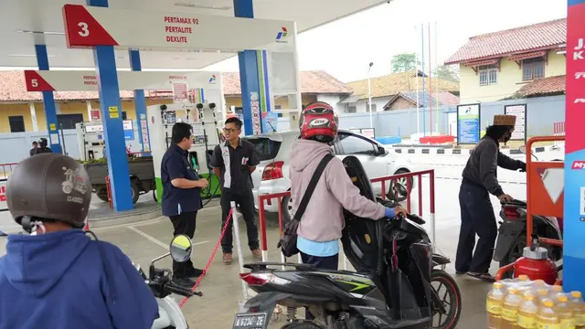 Menteri Badan Usaha Milik Negara (BUMN) Erick Thohir melakukan inspeksi mendadak (sidak) ke sejumlah Stasiun Pengisian Bahan Bakar Umum (SPBU) di Tangerang. (Dok Kementerian BUMN)