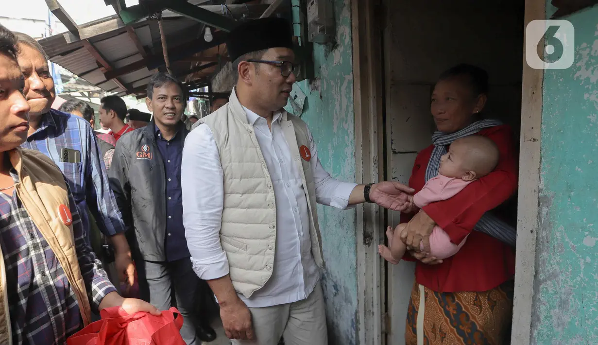 Dalam kunjungannya, Ridwan Kamil menyapa warga dan berdialog terkait kebutuhan serta permasalahan yang dihadapi masyarakat setempat. (Liputan6.com/Herman Zakharia)