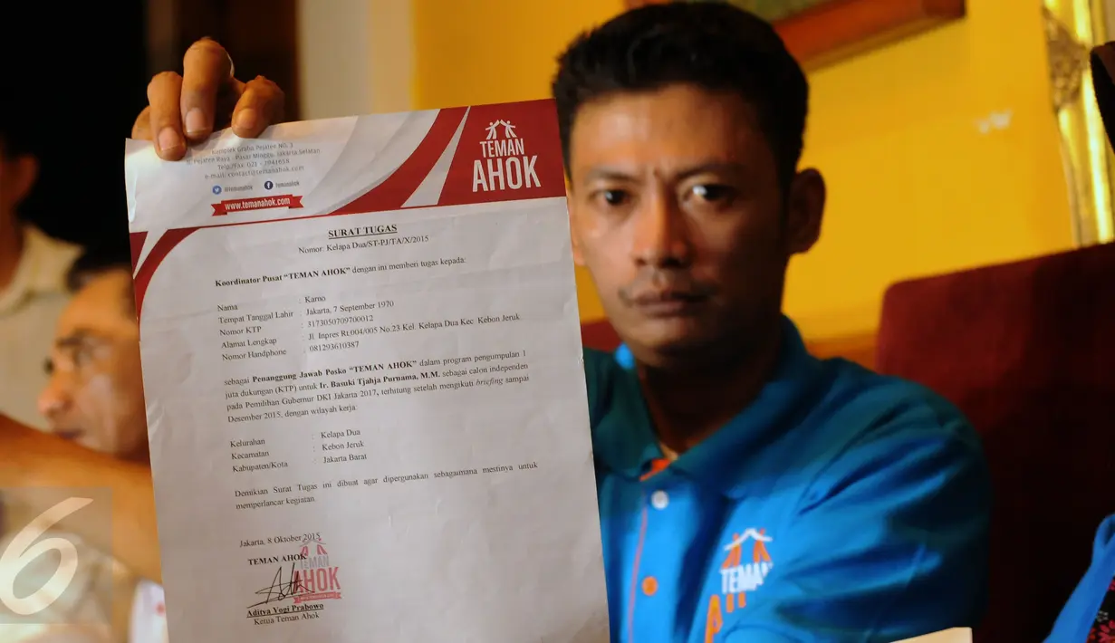 Mantan Teman Ahok, Dodi Hendaryadi menunjukkan lembaran surat tugas PJ Posko Teman Ahok saat jumpa pers di Jakarta, Rabu (22/6). Mantan Teman Ahok juga membongkar cara-cara memperoleh KTP yang dikumpulkan untuk Ahok. (Liputan6.com/Helmi Fithriansyah)
