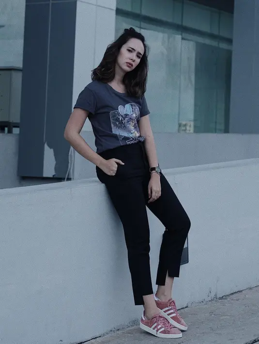 Pakai kaus, celana hitam dan sneakers memerlihatkan tampilan Pamela yang simple banget. Gaya kasualnya ini sepertinya cocok banget ditiru dan dipakai saat hangout atau jalan bareng teman-teman. (Instagram/pammybowie)