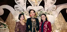 Rachel Vennya dan Fuji Utami nampak hadiri acara Tedak Sinten putra Erika Carlina. Keduanya terlihat kenakan kebaya dengan gaya yang berbeda [@rachelvennya]